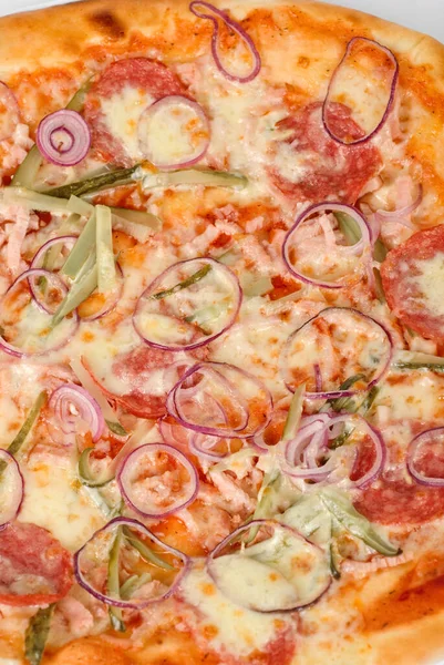 Closeup Pizza Com Carne Defumada Salame Pepino Cebola Queijo Mussarela — Fotografia de Stock