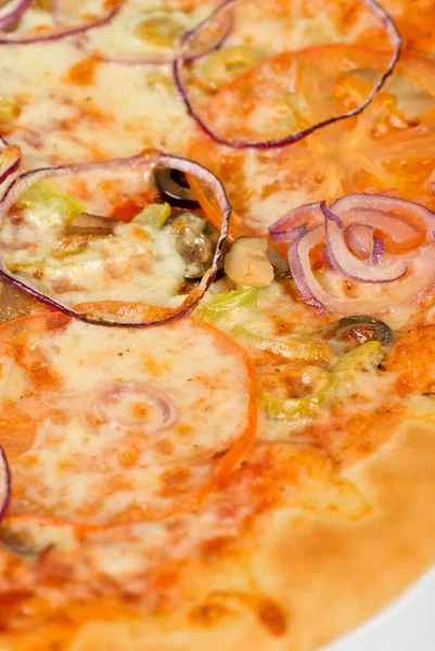 Gemüsepizza Nahaufnahme Mit Tomaten Bulgarischem Pfeffer Zwiebeln Oliven Champignons Und — Stockfoto