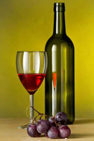 Grapes Red Wine Bottle Wine Yellow Background — Stock Photo, Image