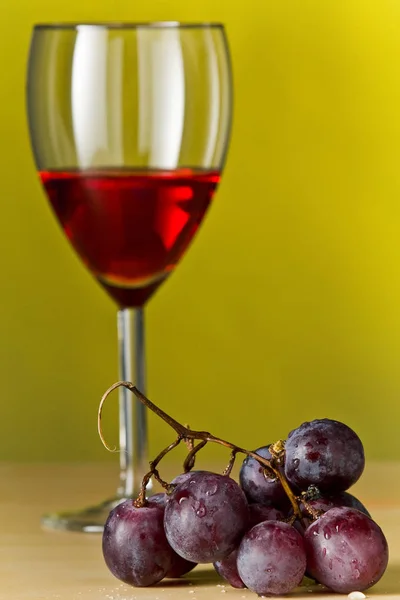 Raisins Avec Vin Rouge Une Bouteille Vin Avec Fond Jaune — Photo