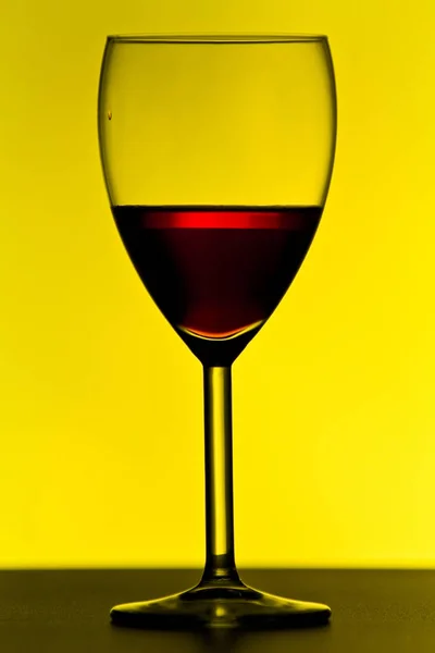 Bicchiere Vino Rosso Sfondo Giallo — Foto Stock