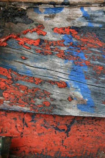 带有剥皮漆的旧木制底座 — 图库照片