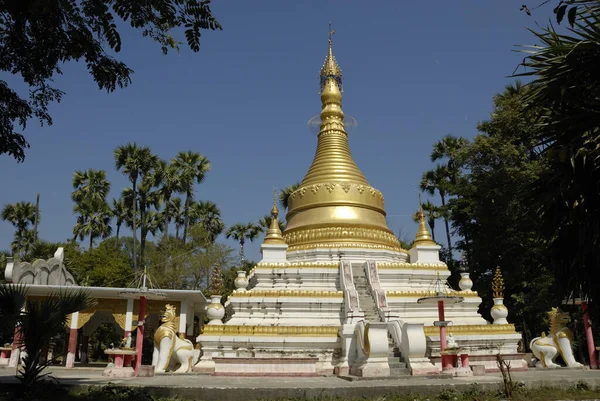 Pagoda Vid Taungthamansjön — Stockfoto