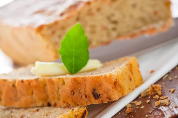 Tereyağı Fesleğen Yaprağı Ile Yapımı Akdeniz Ekmeği — Stok fotoğraf