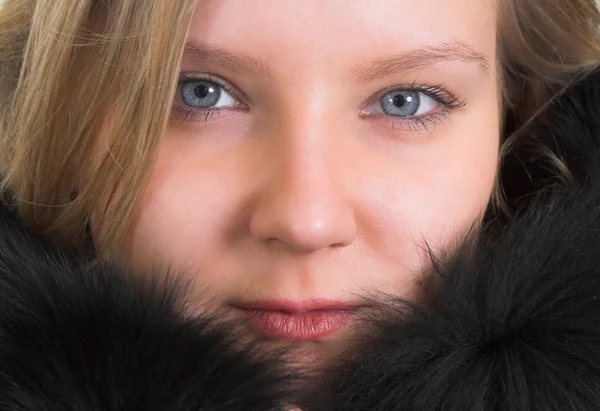 Retrato Cabeza Una Hermosa Joven Con Abrigo Piel Negro —  Fotos de Stock