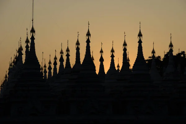 ミャンマーのマンダレーにあるサンダマニ塔での日の出 — ストック写真
