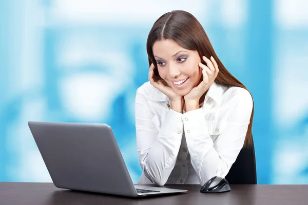 Glada Affärskvinna Med Laptop Office — Stockfoto