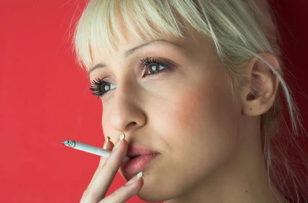 Retrato Mulher Com Cigarro — Fotografia de Stock