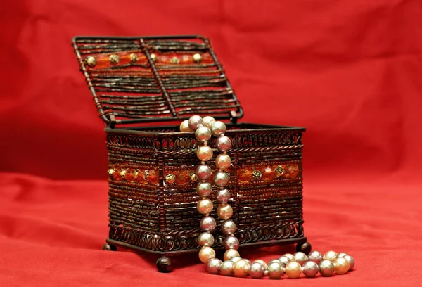 Κουτί Κοσμήματα Μαργαριτάρια Κολιέ Πάνω Από Κόκκινο Φόντο — Φωτογραφία Αρχείου