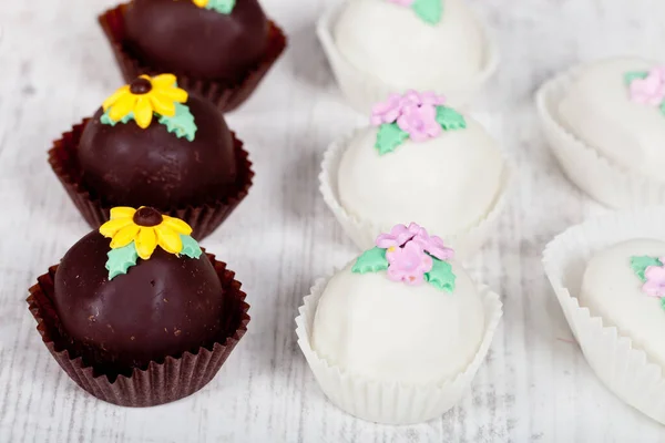 Deliciosos Doces Amêndoa Com Decorações Bonitos — Fotografia de Stock