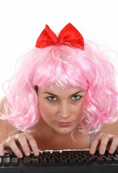 Интернет Девушка Розовыми Волосами Руками Клавиатуре — стоковое фото