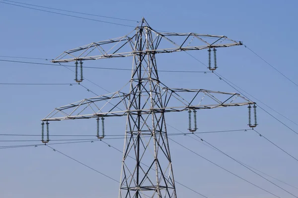 Pylon Com Fios Eletricidade Para Fornecimento Energia Fundo Azul Céu — Fotografia de Stock
