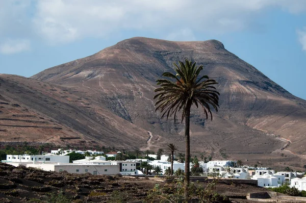 Krajobraz Lanzarote Małe Miasteczko Yaiza Wyspy Kanaryjskie Hiszpania — Zdjęcie stockowe