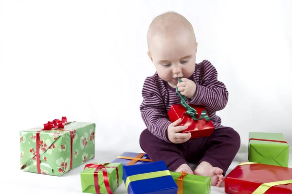 Niño Pequeño Desempacando Regalos Fondo Blanco —  Fotos de Stock