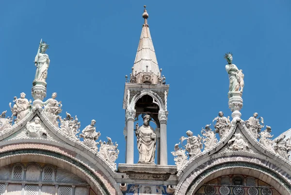 イタリアのヴェネツィアにある聖マルコ大聖堂の建築 — ストック写真