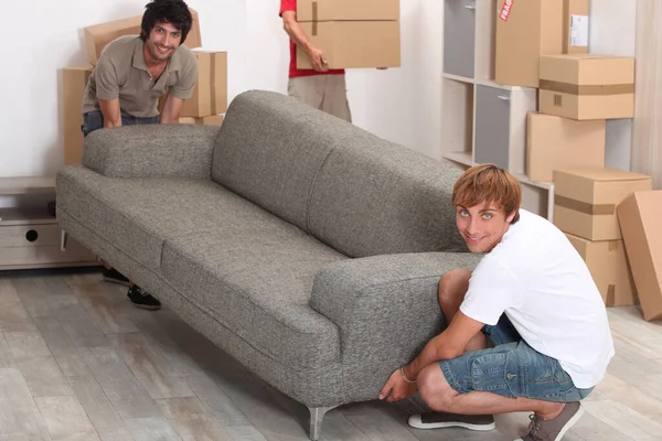 Jovem Casal Mudando Nova Casa — Fotografia de Stock