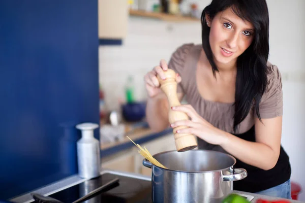 Jovem Mulher Cozinhar Macarrão — Fotografia de Stock