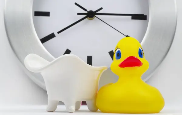 Baignoire Blanche Avec Horloge Argent Canard Jouet Bain — Photo