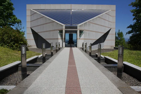 Long Granite Walkway Modern Building Full Angles Bordered Blue Sky — Stock Photo, Image