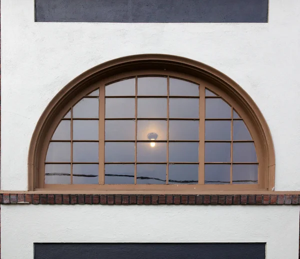 Staré Víceúrovňové Okno Kruhovým Tvarem Bílé Štukové Budovy — Stock fotografie