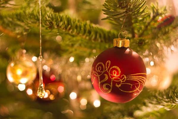 Διακοσμημένη Μπάλα Χριστουγεννιάτικο Δέντρο Άλλα Διακοσμητικά Και Φώτα Ρηχή Dof — Φωτογραφία Αρχείου