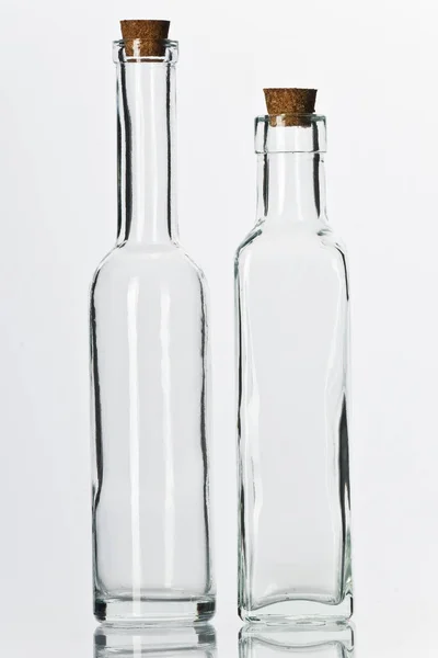 Lege Glazen Flessen Met Kurk Geïsoleerd Witte Achtergrond — Stockfoto