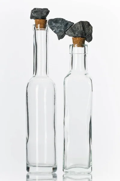 コルク栓付きのガラス瓶の上の石は — ストック写真