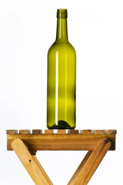 Bouteille Vin Vide Sur Tabouret Bois Devant Fond Blanc — Photo