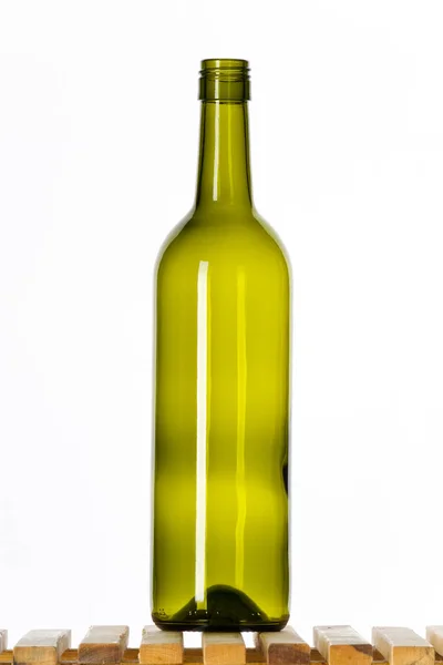 Άδειο Μπουκάλι Κρασί Ξύλινο Σκαμπό Μπροστά Από Ένα Λευκό Φόντο — Φωτογραφία Αρχείου