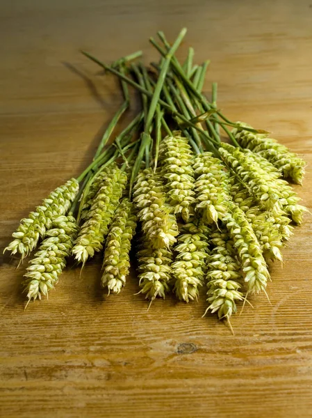 Nahaufnahme Frischer Grüner Ohren Auf Dem Tisch — Stockfoto