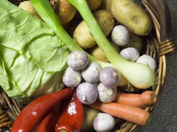 Keranjang Penuh Sayuran Segar — Stok Foto