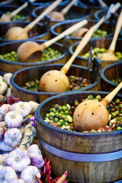 Market Stall Olives Garlic — Stock Photo, Image