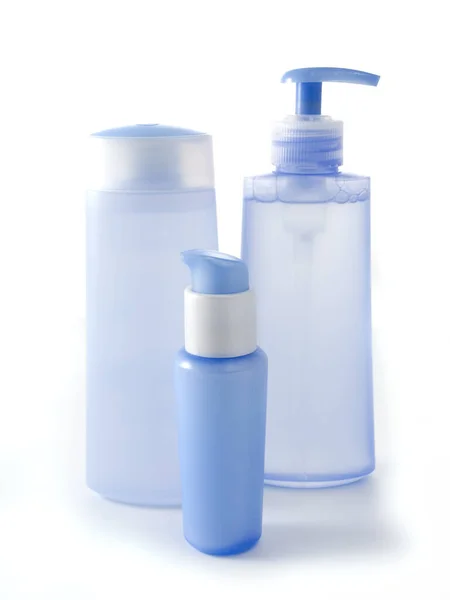 Niebieskie Butelki Kosmetyczne Bez Etykiet Białym Tle — Zdjęcie stockowe