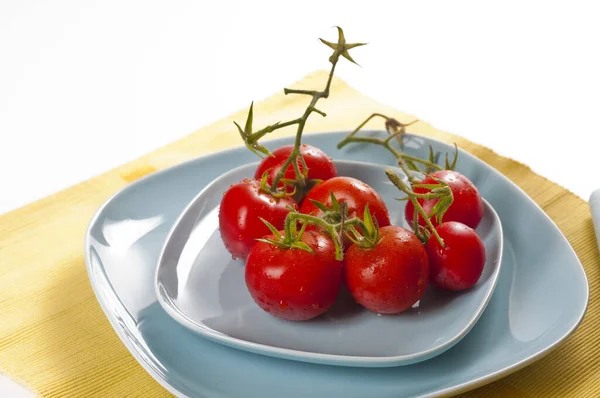 新鮮なトマトライトブルーの料理 — ストック写真