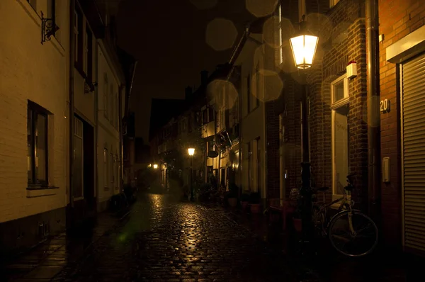 Cidade Velha Kempen Noite Com Pavimento Encharcado Chuva — Fotografia de Stock