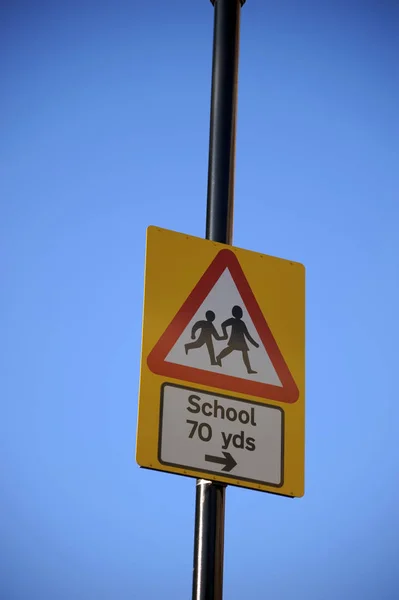 学校横断のための黄色の警告記号 — ストック写真