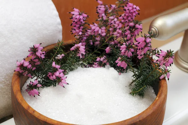 Roze Heide Bloemen Een Houten Kom Gevuld Met Epsom Zouten — Stockfoto