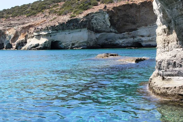 Γαλάζια Νερά Και Βραχώδης Ακτή Milos Ελλάδα — Φωτογραφία Αρχείου