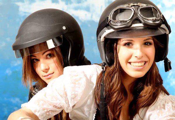 Dos Guapas Chicas Vestidas Invierno Casco — Foto de Stock