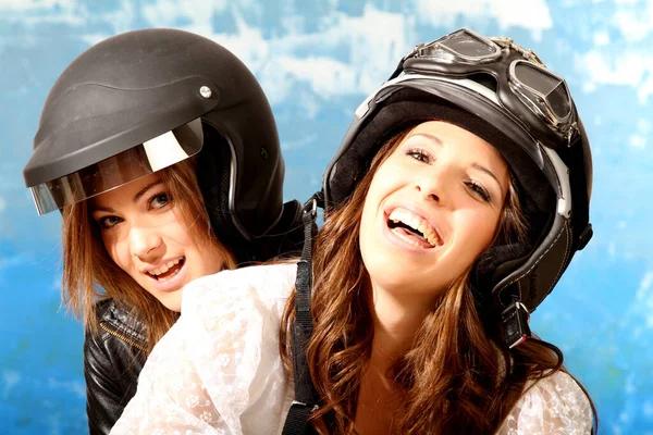 Dos Chicas Felices Con Ropa Invierno Gorra Con Snowboard — Foto de Stock