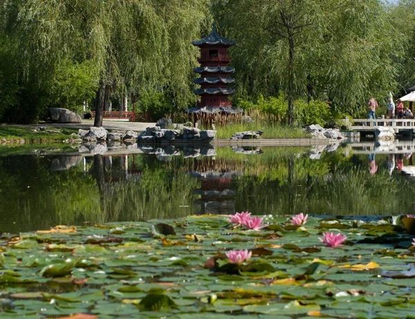 Suyun Yanındaki Çin Mini Pagoda Arka Plandaki Odak Noktası Planda — Stok fotoğraf