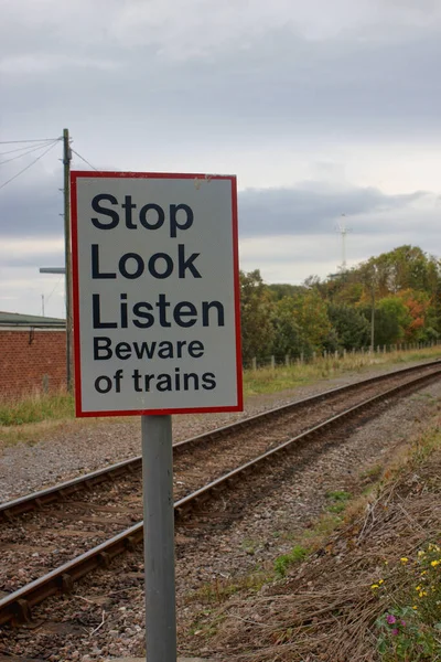 Una Señal Advertencia Una Línea Ferroviaria —  Fotos de Stock