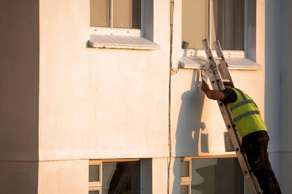 Hombre Arriba Una Escalera Pintando Exterior Una Casa — Foto de Stock