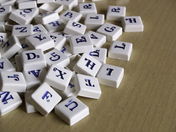 Ahşap Arka Plan Üzerinde Scrabble Adet — Stok fotoğraf