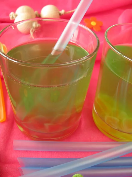 Trinken Mit Waldmeister Und Fruchtgummi — Stockfoto