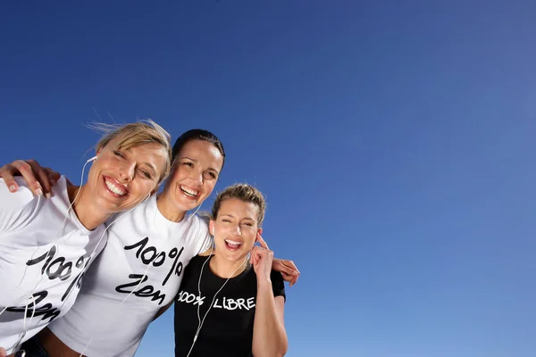 Tres Mujeres Estaban Aire Libre Con Auriculares — Foto de Stock