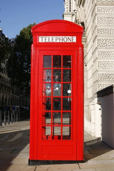 Kırmızı Telefon Kulübesi Olan Biri Ünlü Londra Simgeler — Stok fotoğraf