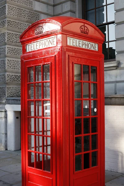 红色电话亭是其中最著名的伦敦图标 — 图库照片