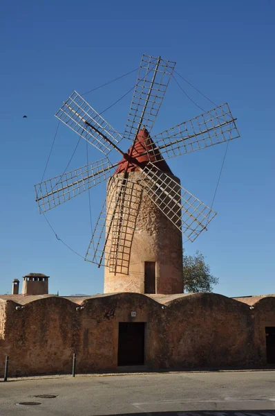 Malerischer Blick Auf Die Landschaft Mit Windmühlenbau — Stockfoto