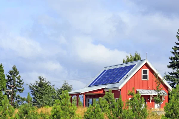 Jasnoczerwony Budynek Panelami Słonecznymi Metalowym Dachu Przeważnie Słoneczny Letni Dzień — Zdjęcie stockowe